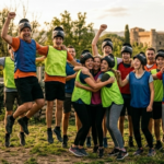 Ragazzi che festeggiano dopo un’attività outdoor di gruppo con protezioni e caschi in un parco avventura